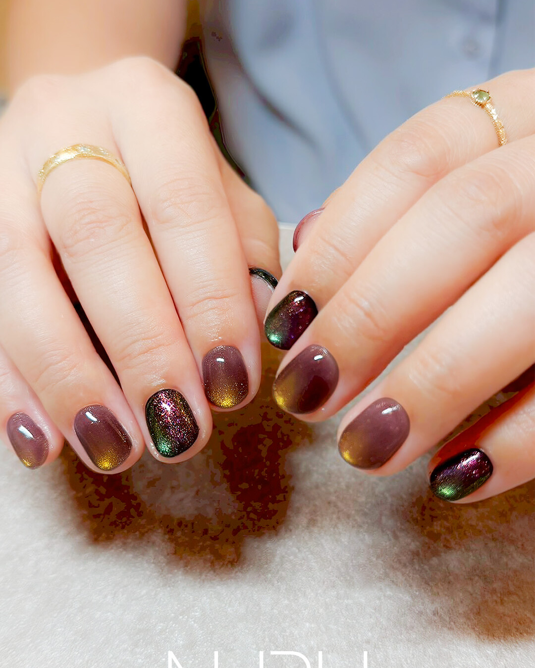 新宿西新宿ネイルサロンNURU マグネットキャンディ sakiデザイン ダークパープルボルドー系マグネットネイル ゴールドグリーン光沢 グリッター装飾 キャンディーみたいな神秘的な輝き 秋冬ネイル 大人可愛いデザイン