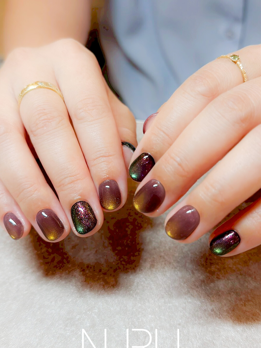 新宿西新宿ネイルサロンNURU マグネットキャンディ sakiデザイン ダークパープルボルドー系マグネットネイル ゴールドグリーン光沢 グリッター装飾 キャンディーみたいな神秘的な輝き 秋冬ネイル 大人可愛いデザイン