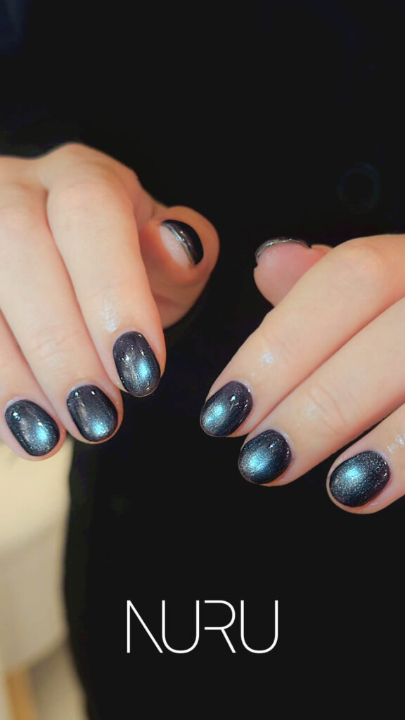 新宿西新宿ネイルサロンNURU 水星ディープ SAKIデザイン マグネットネイル ネイビーネイル ギャラクシーネイル 宇宙ネイル 結婚式ネイル パーティーネイル 初心者おすすめ トレンドネイル 2025春夏
