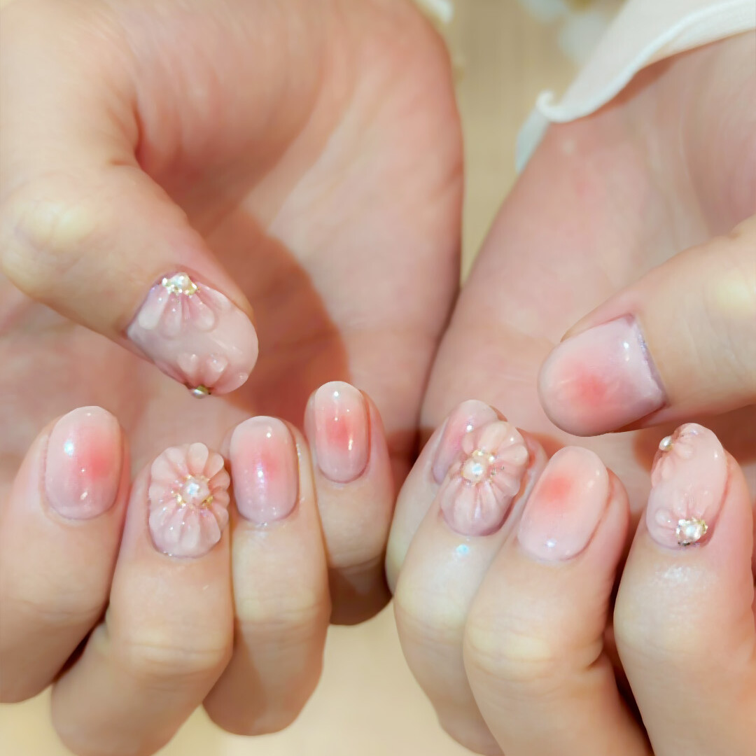新宿西新宿ネイルサロンNURU デューブルーム sakiデザイン 新宿御苑の朝露に濡れた桜をイメージした立体フラワーネイル ピンクグラデーション パール装飾 手仕事アート 日常使いできる絶妙なバランス