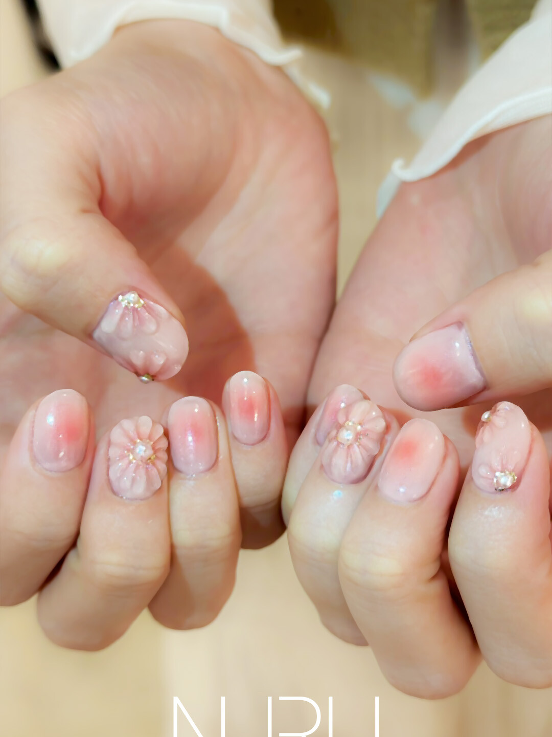 新宿西新宿ネイルサロンNURU デューブルーム sakiデザイン 新宿御苑の朝露に濡れた桜をイメージした立体フラワーネイル ピンクグラデーション パール装飾 手仕事アート 日常使いできる絶妙なバランス