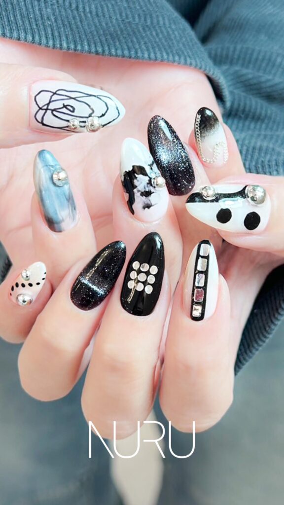 新宿西新宿ネイルサロンNURU ブラックモード MANAMIデザイン モノトーンネイル 白黒ネイル 手描きアート パーツ使い ミラーネイル グラデーション 幾何学模様 モード系ネイル 美容系おすすめ メンズネイル 定番デザイン