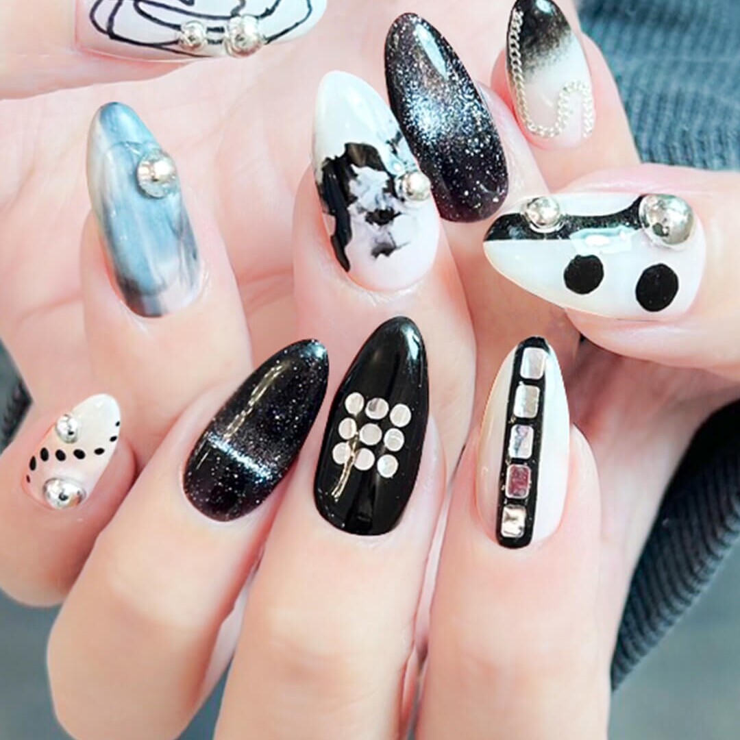 新宿西新宿ネイルサロンNURU ブラックモード MANAMIデザイン モノトーンネイル 白黒ネイル 手描きアート パーツ使い ミラーネイル グラデーション 幾何学模様 モード系ネイル 美容系おすすめ メンズネイル 定番デザイン