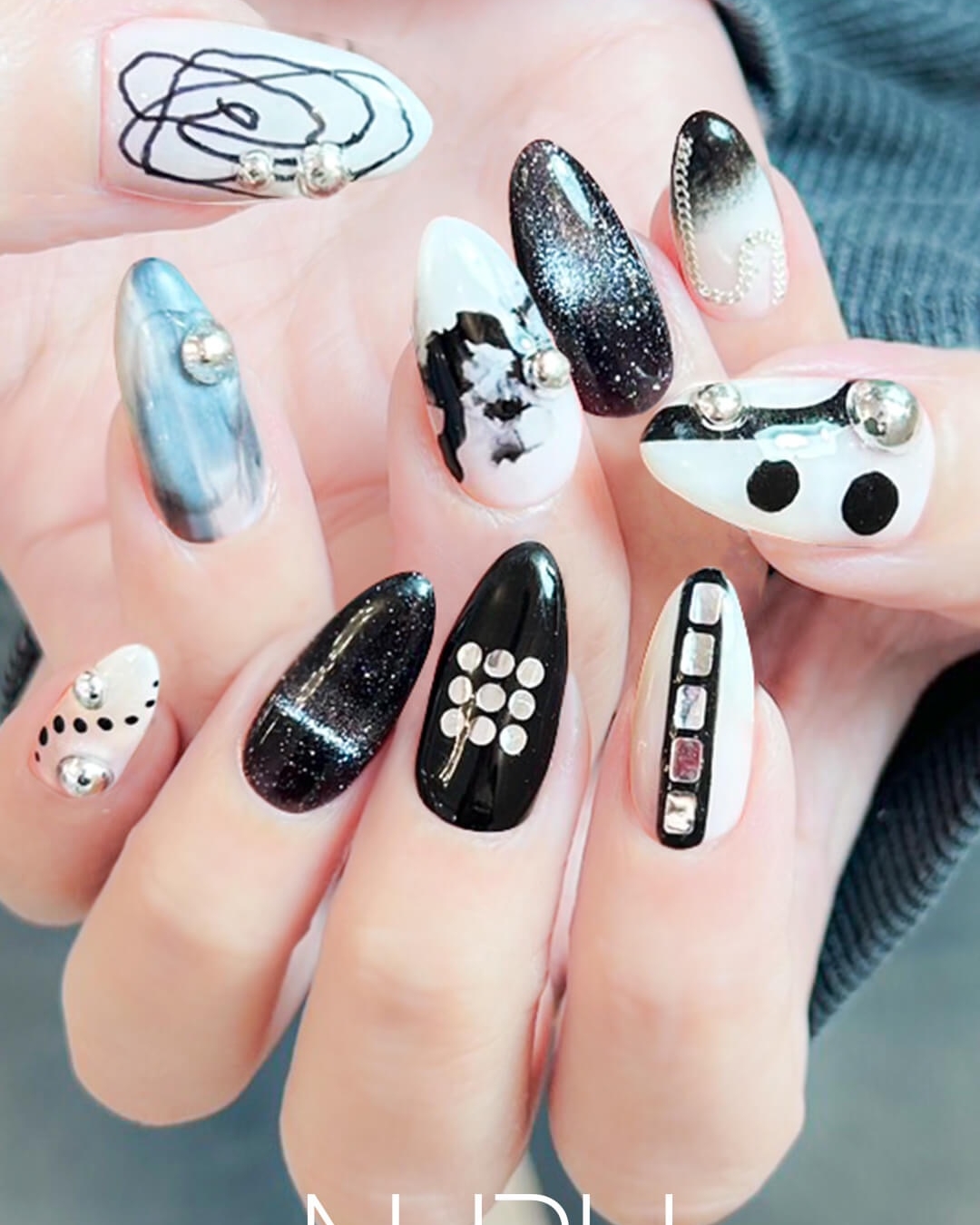 新宿西新宿ネイルサロンNURU ブラックモード MANAMIデザイン モノトーンネイル 白黒ネイル 手描きアート パーツ使い ミラーネイル グラデーション 幾何学模様 モード系ネイル 美容系おすすめ メンズネイル 定番デザイン