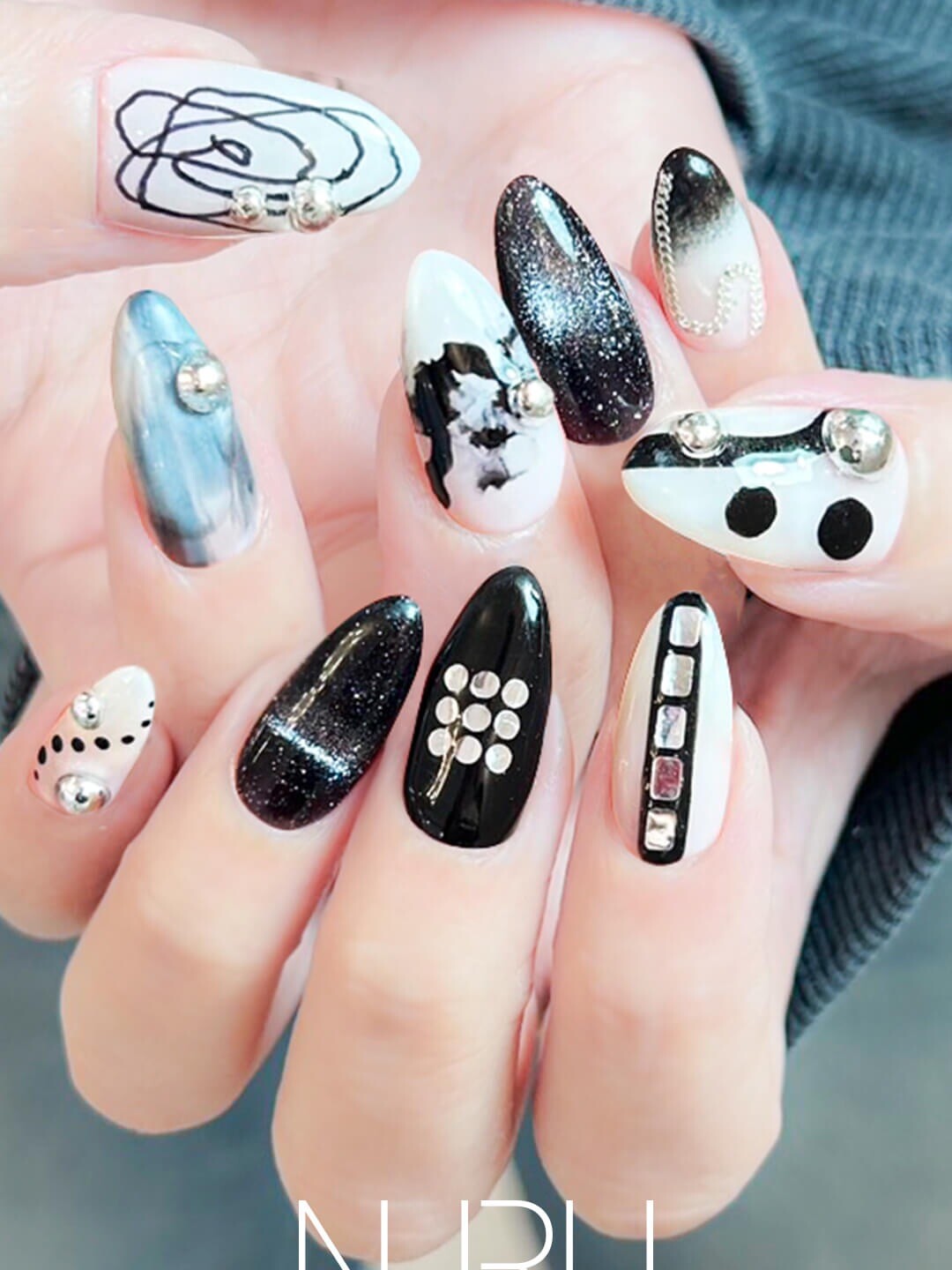 新宿西新宿ネイルサロンNURU ブラックモード MANAMIデザイン モノトーンネイル 白黒ネイル 手描きアート パーツ使い ミラーネイル グラデーション 幾何学模様 モード系ネイル 美容系おすすめ メンズネイル 定番デザイン