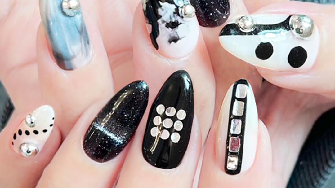 新宿西新宿ネイルサロンNURU ブラックモード MANAMIデザイン モノトーンネイル 白黒ネイル 手描きアート パーツ使い ミラーネイル グラデーション 幾何学模様 モード系ネイル 美容系おすすめ メンズネイル 定番デザイン