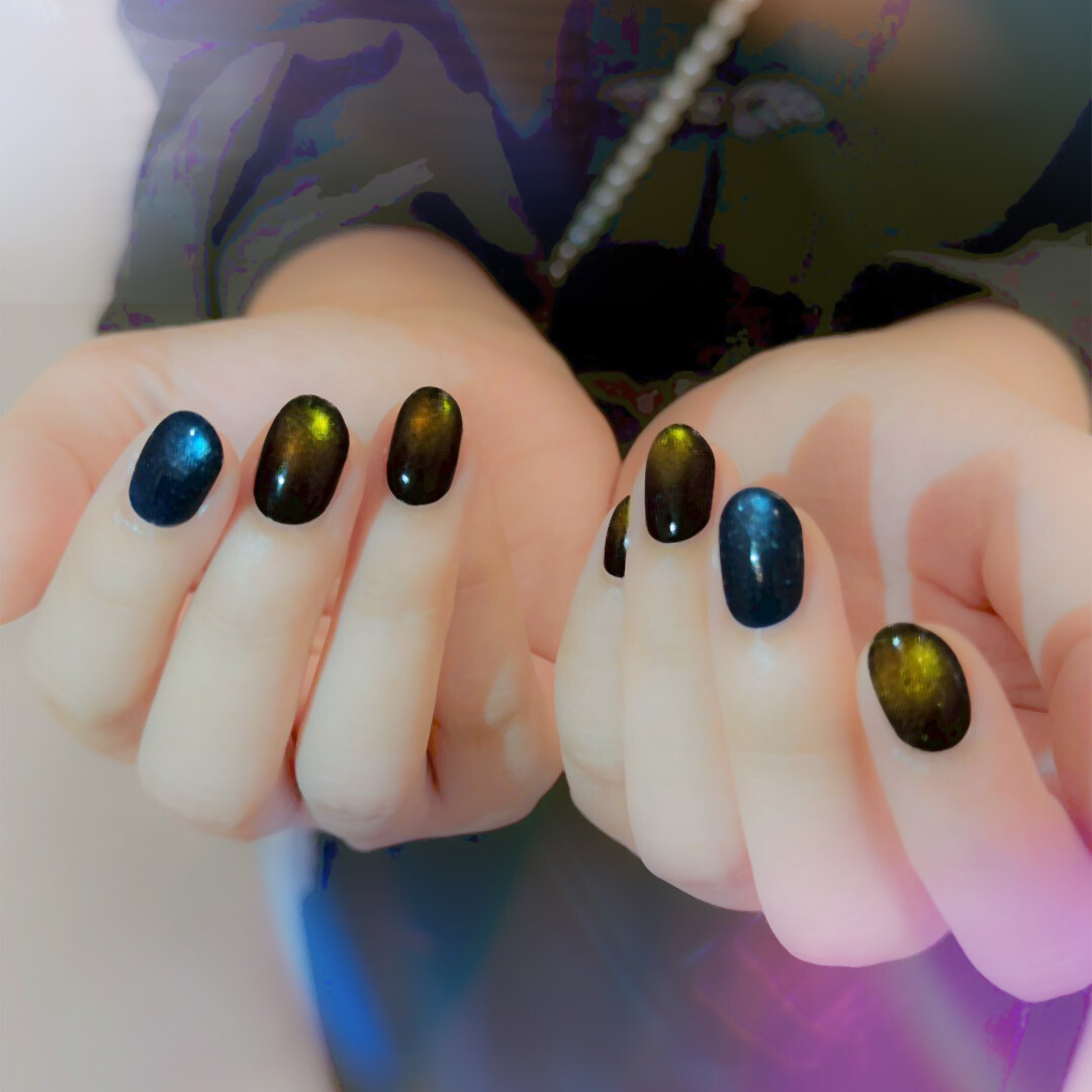 ベースカラーを追加した個性派マグネットネイル