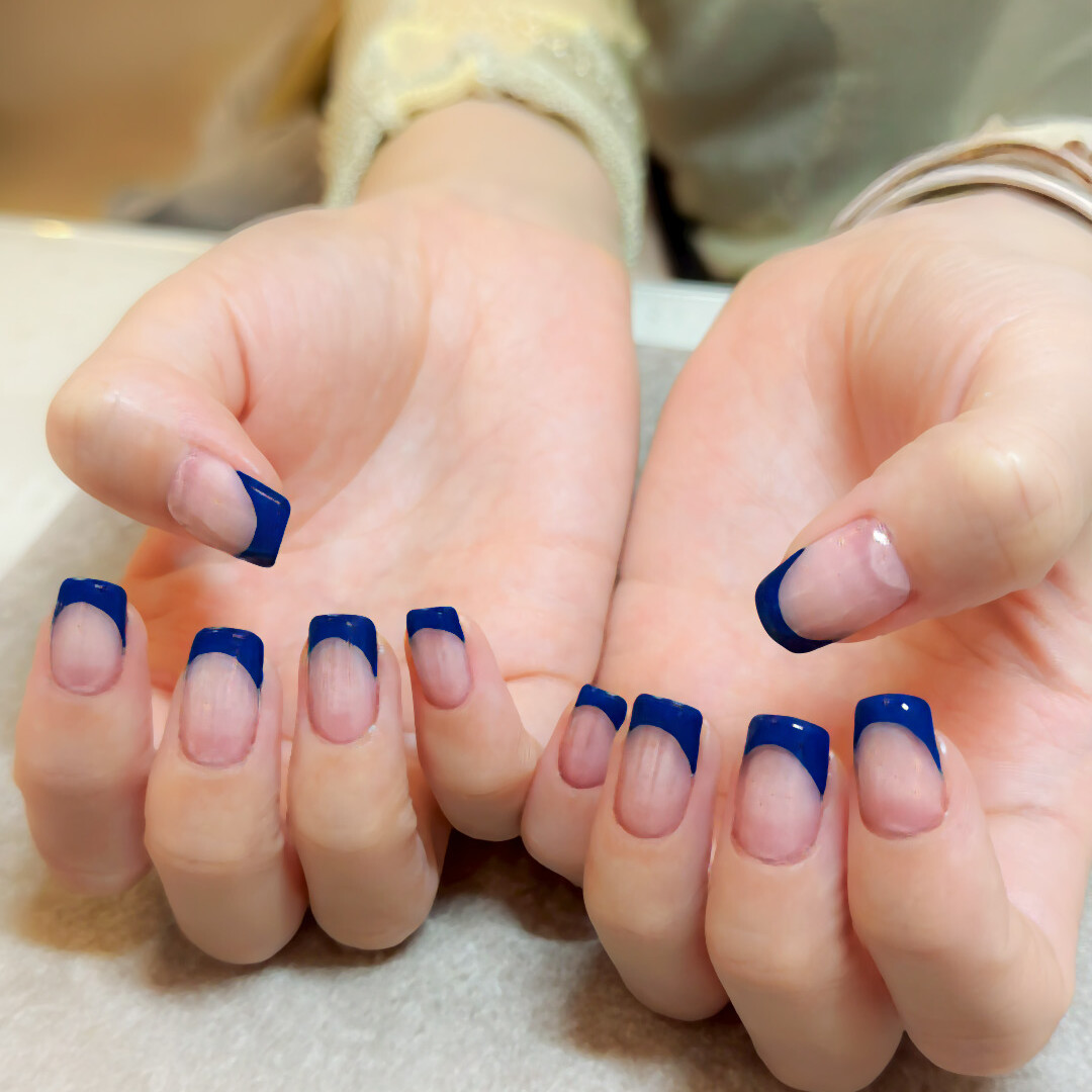 ブルーが映える個性派フレンチネイル