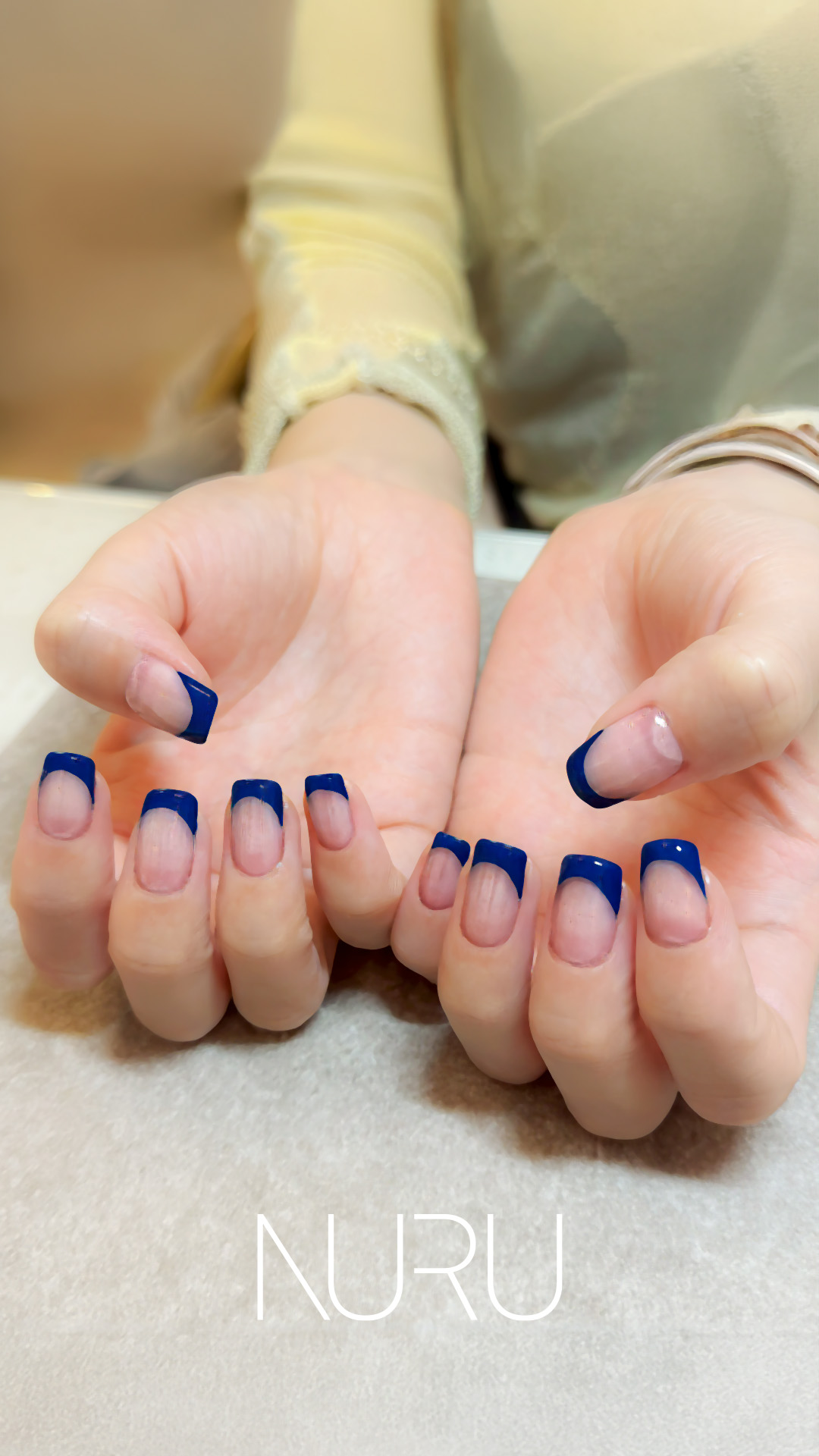 ブルーが映える個性派フレンチネイル