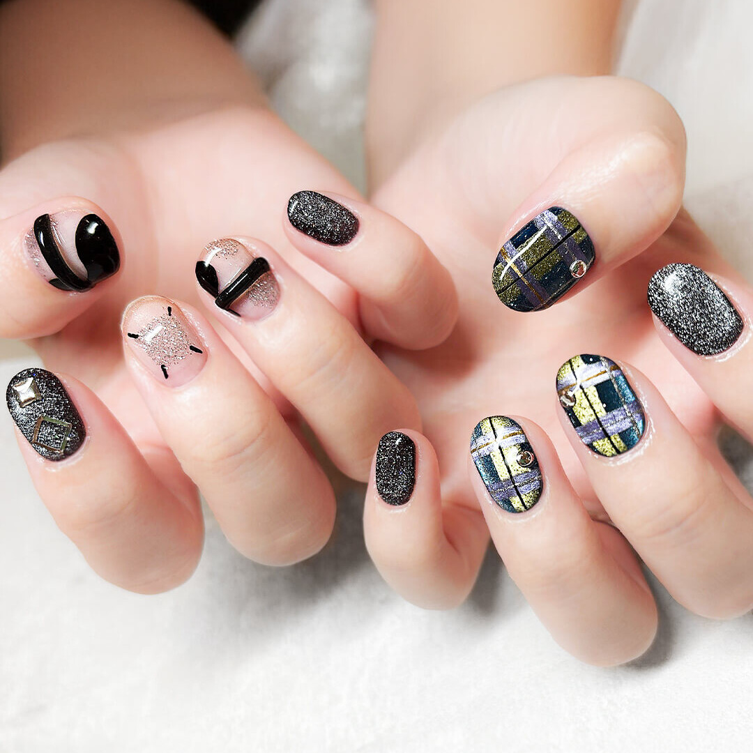 チェックデザインがトレンドのモード系ネイル