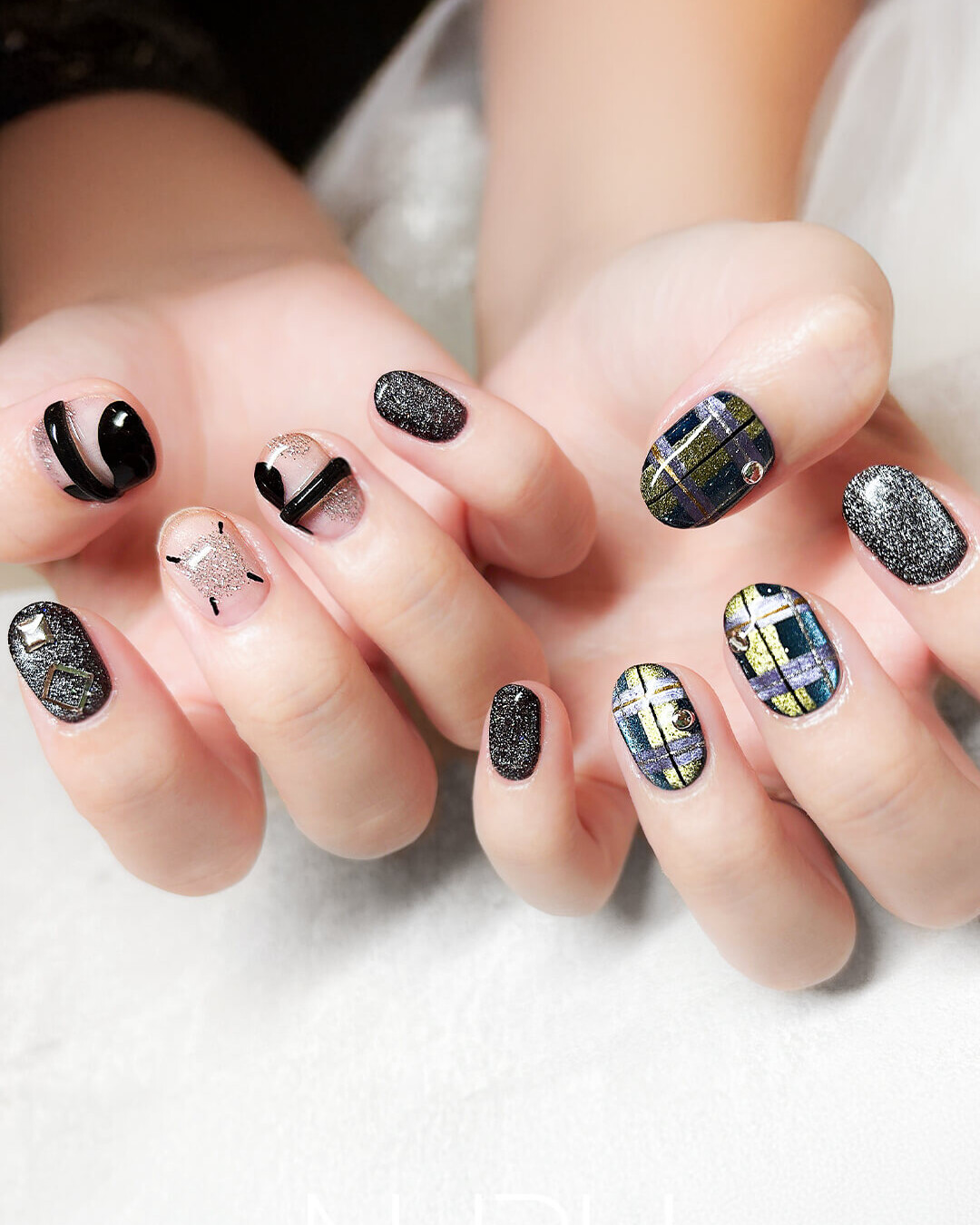 チェックデザインがトレンドのモード系ネイル