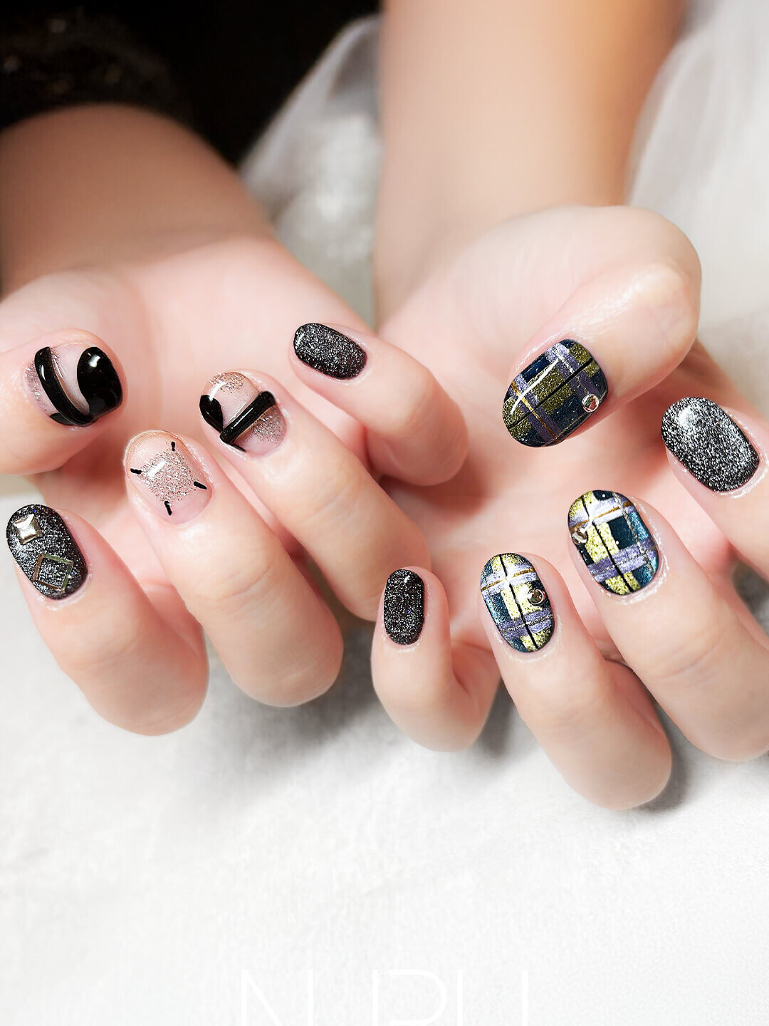 チェックデザインがトレンドのモード系ネイル