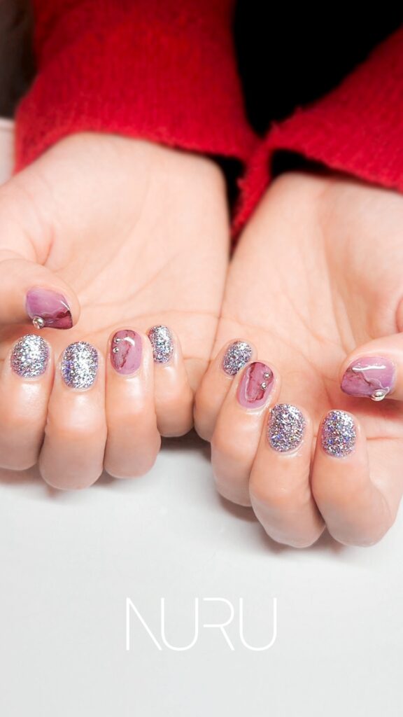 ピンク色が可愛い個性派ニュアンスネイル