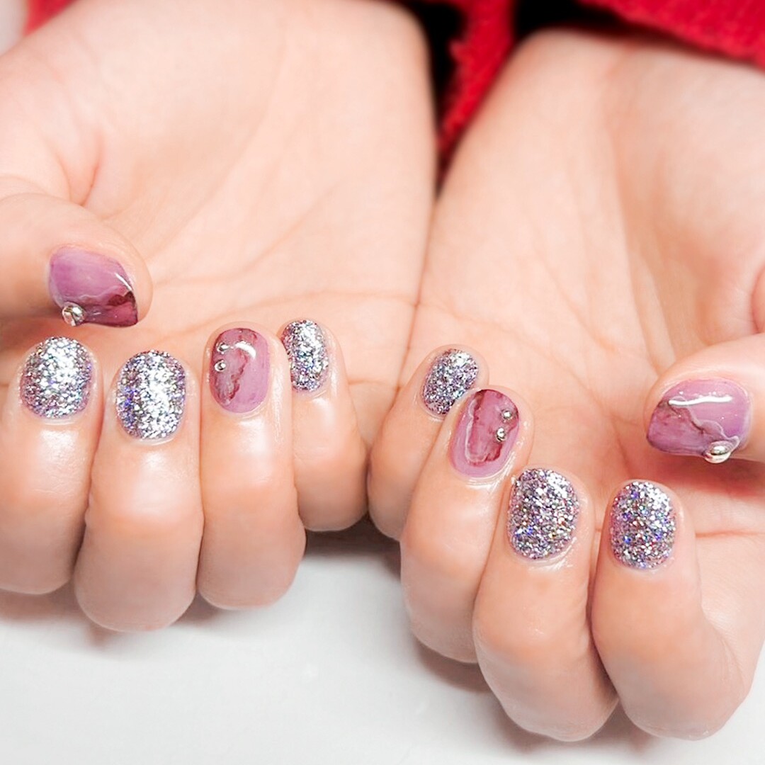 ピンク色が可愛い個性派ニュアンスネイル