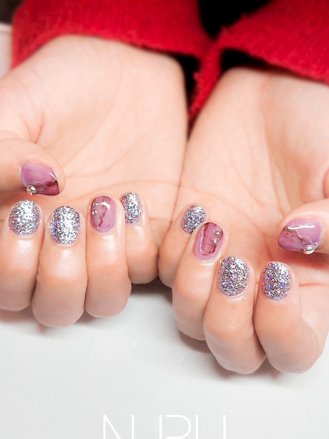 ピンク色が可愛い個性派ニュアンスネイル