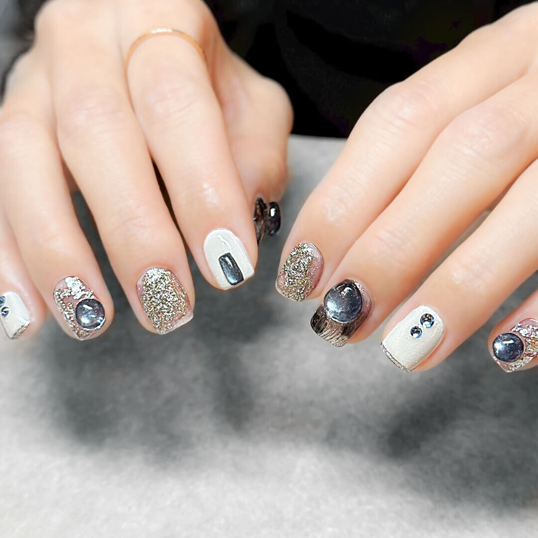 雫や宝石を感じるマグネット輝く個性派ネイルデザイン