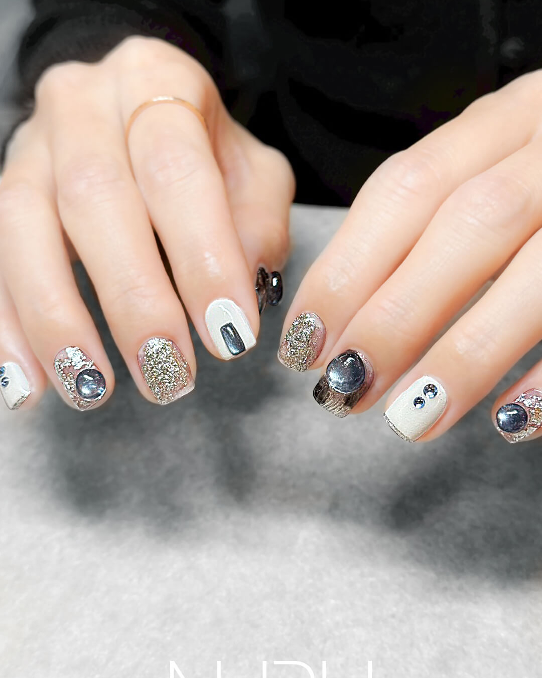 雫や宝石を感じるマグネット輝く個性派ネイルデザイン