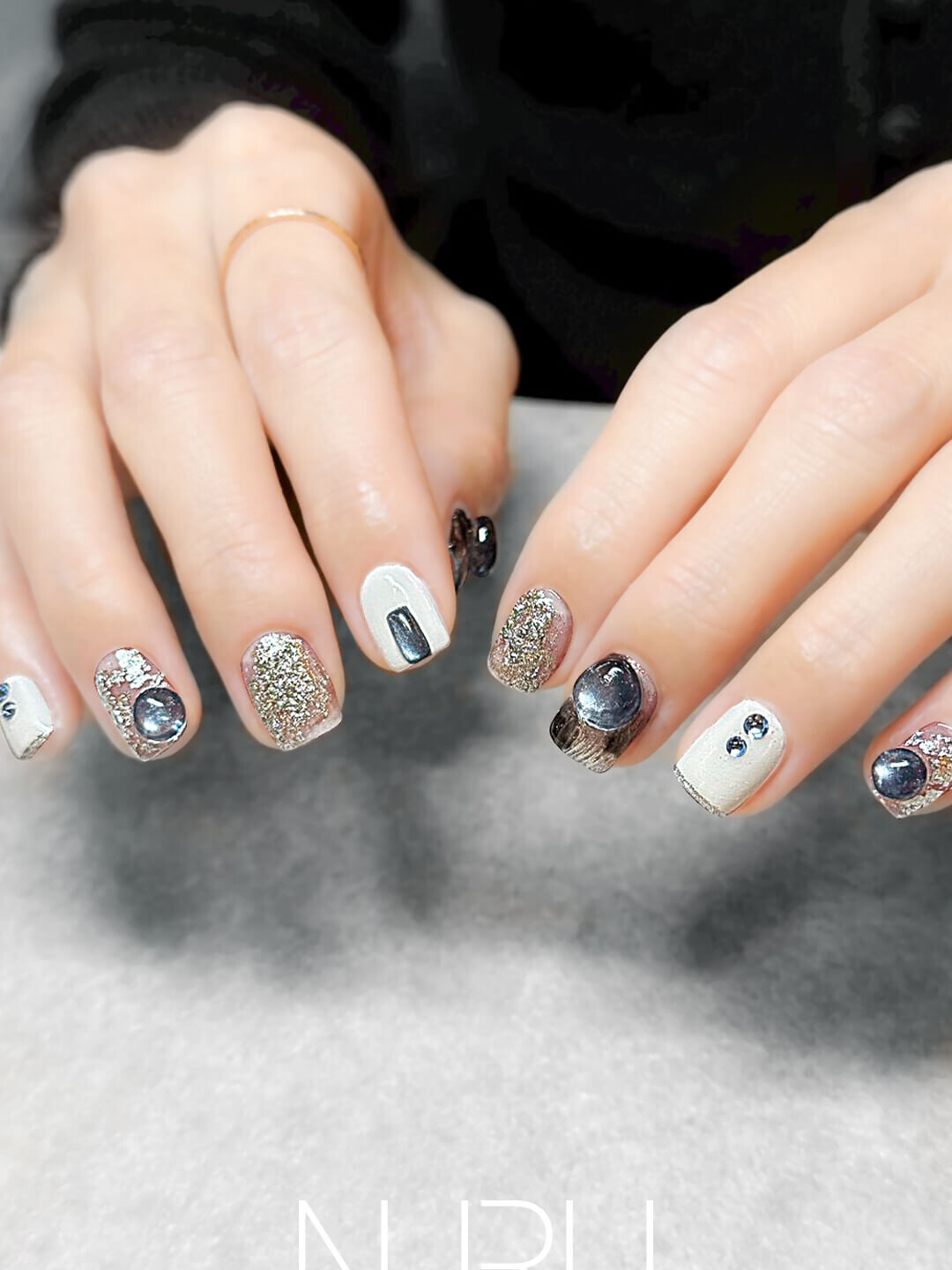 雫や宝石を感じるマグネット輝く個性派ネイルデザイン