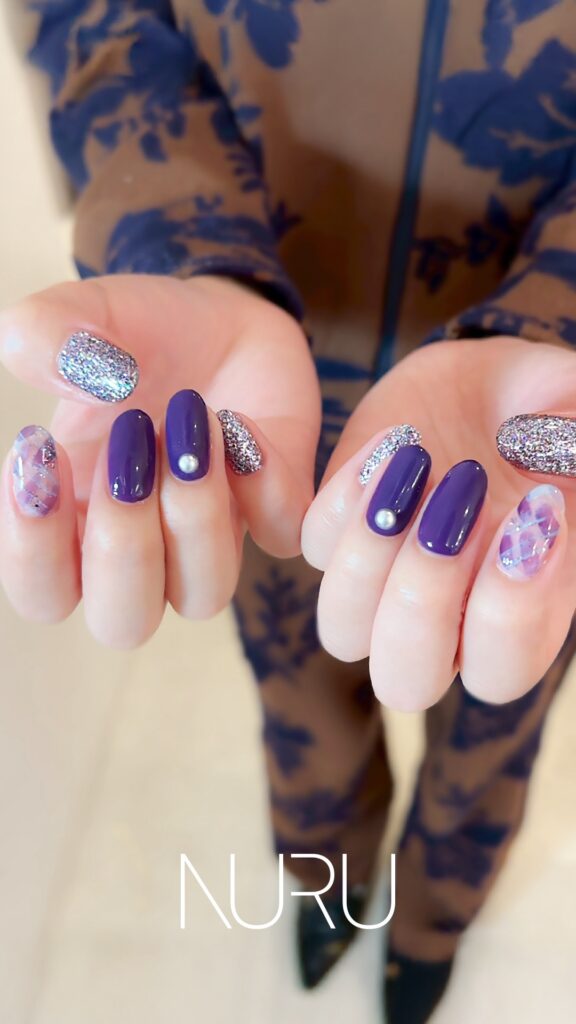 秋の深みパープルネイル チェック柄ニュアンスアート シルバーラメ パールストーン 新宿NURUネイルサロン YUMI施術
