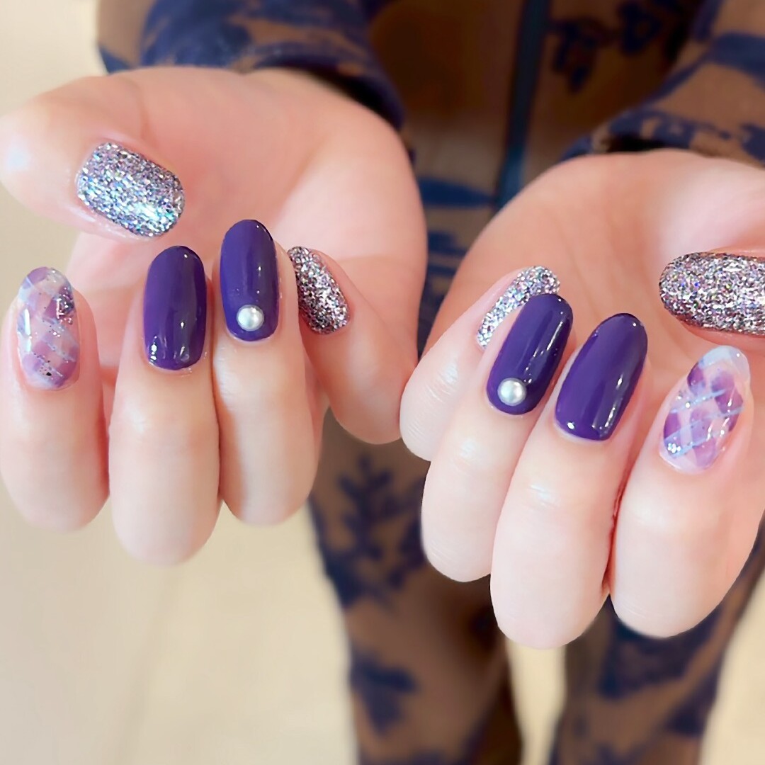 秋の深みパープルネイル チェック柄ニュアンスアート シルバーラメ パールストーン 新宿NURUネイルサロン YUMI施術