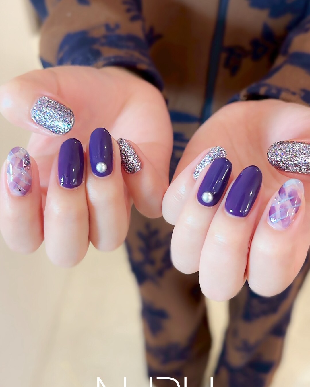 秋の深みパープルネイル チェック柄ニュアンスアート シルバーラメ パールストーン 新宿NURUネイルサロン YUMI施術