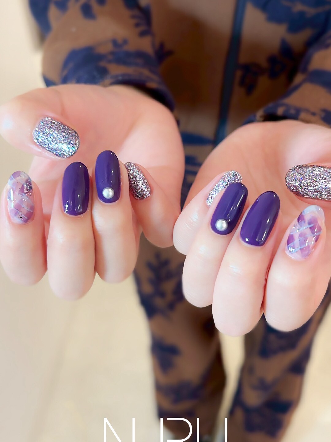 秋の深みパープルネイル チェック柄ニュアンスアート シルバーラメ パールストーン 新宿NURUネイルサロン YUMI施術