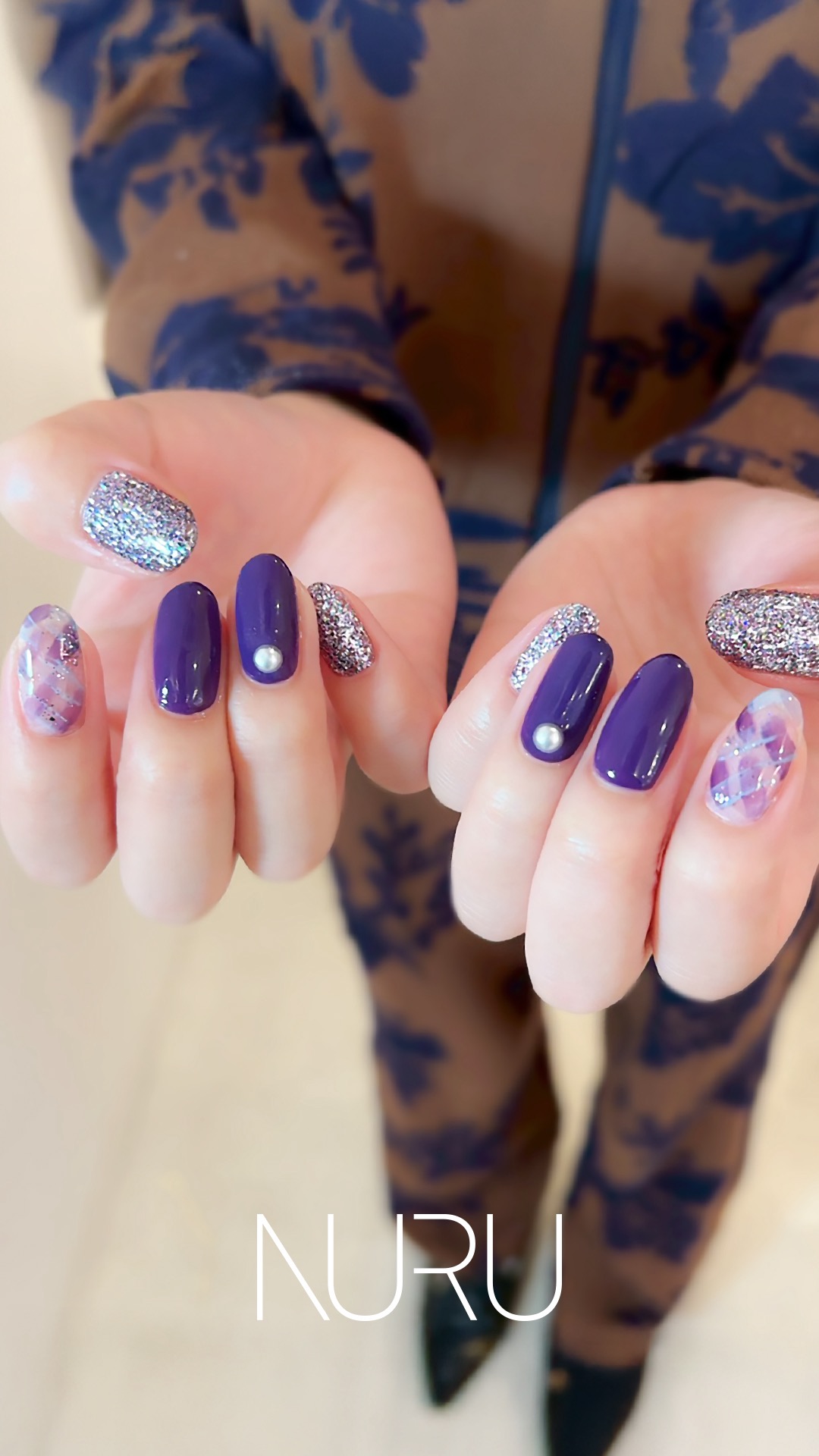 秋の深みパープルネイル チェック柄ニュアンスアート シルバーラメ パールストーン 新宿NURUネイルサロン YUMI施術