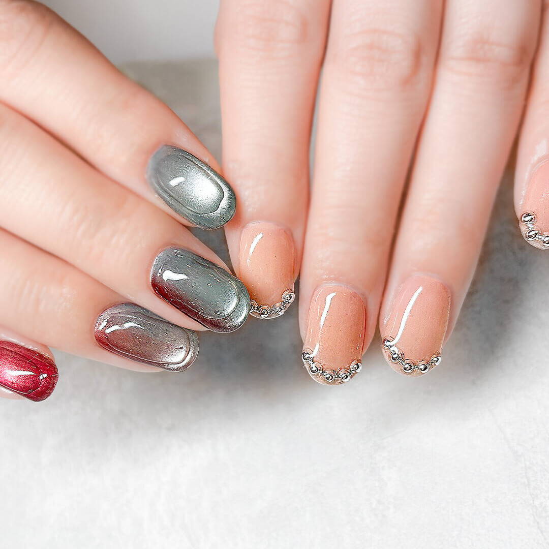 アシンメトリーな上品ネイルデザイン