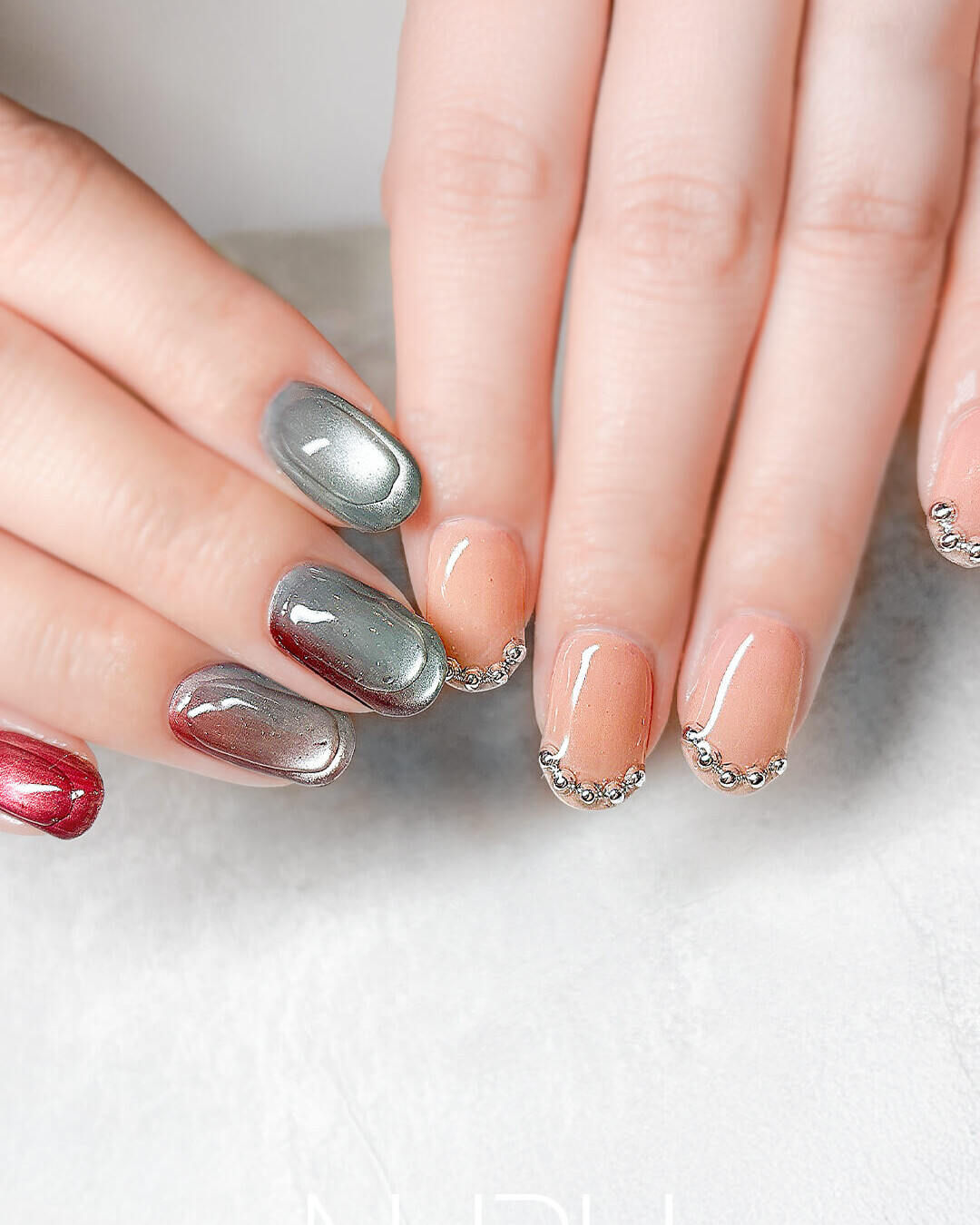 アシンメトリーな上品ネイルデザイン