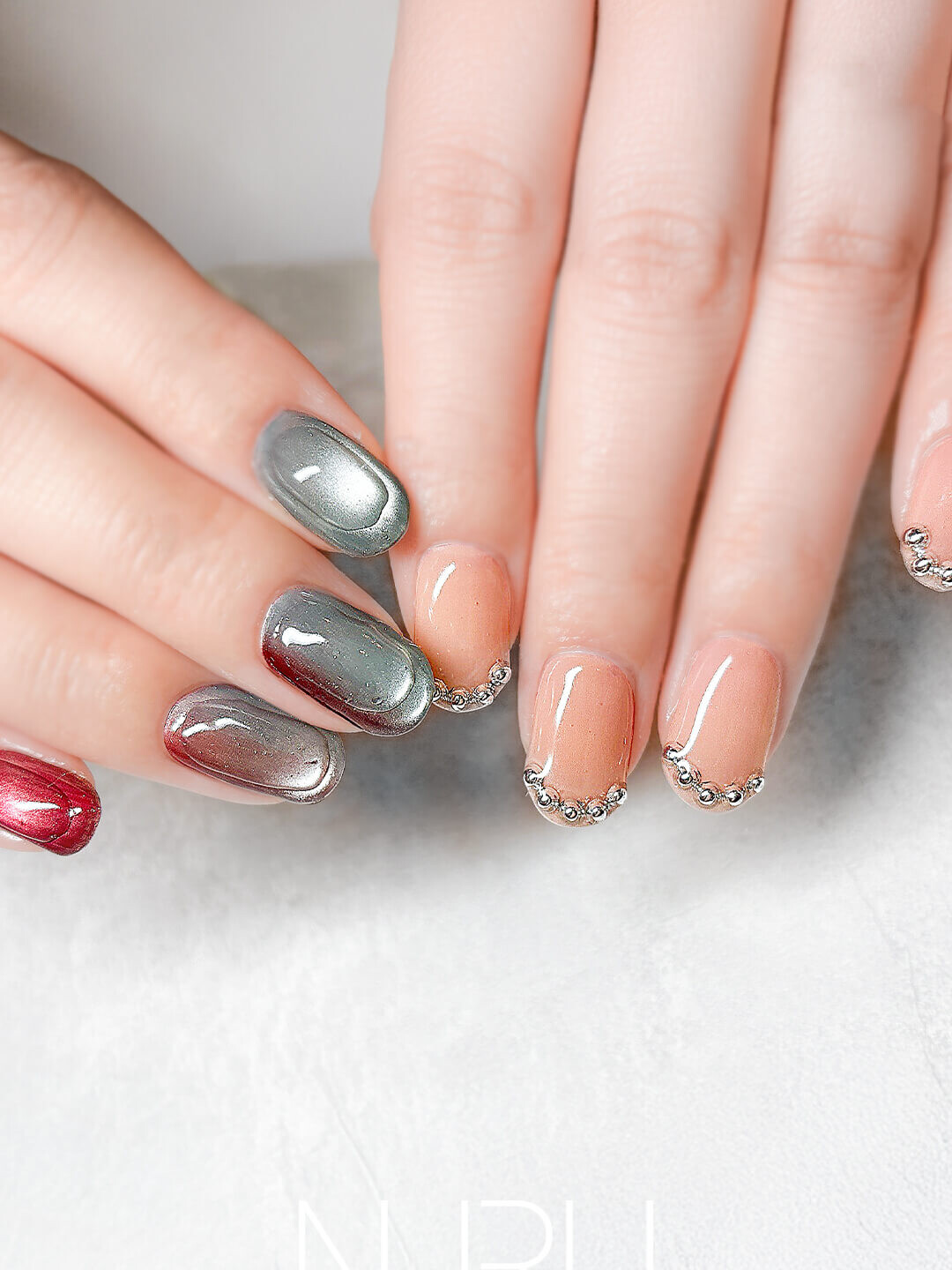 アシンメトリーな上品ネイルデザイン