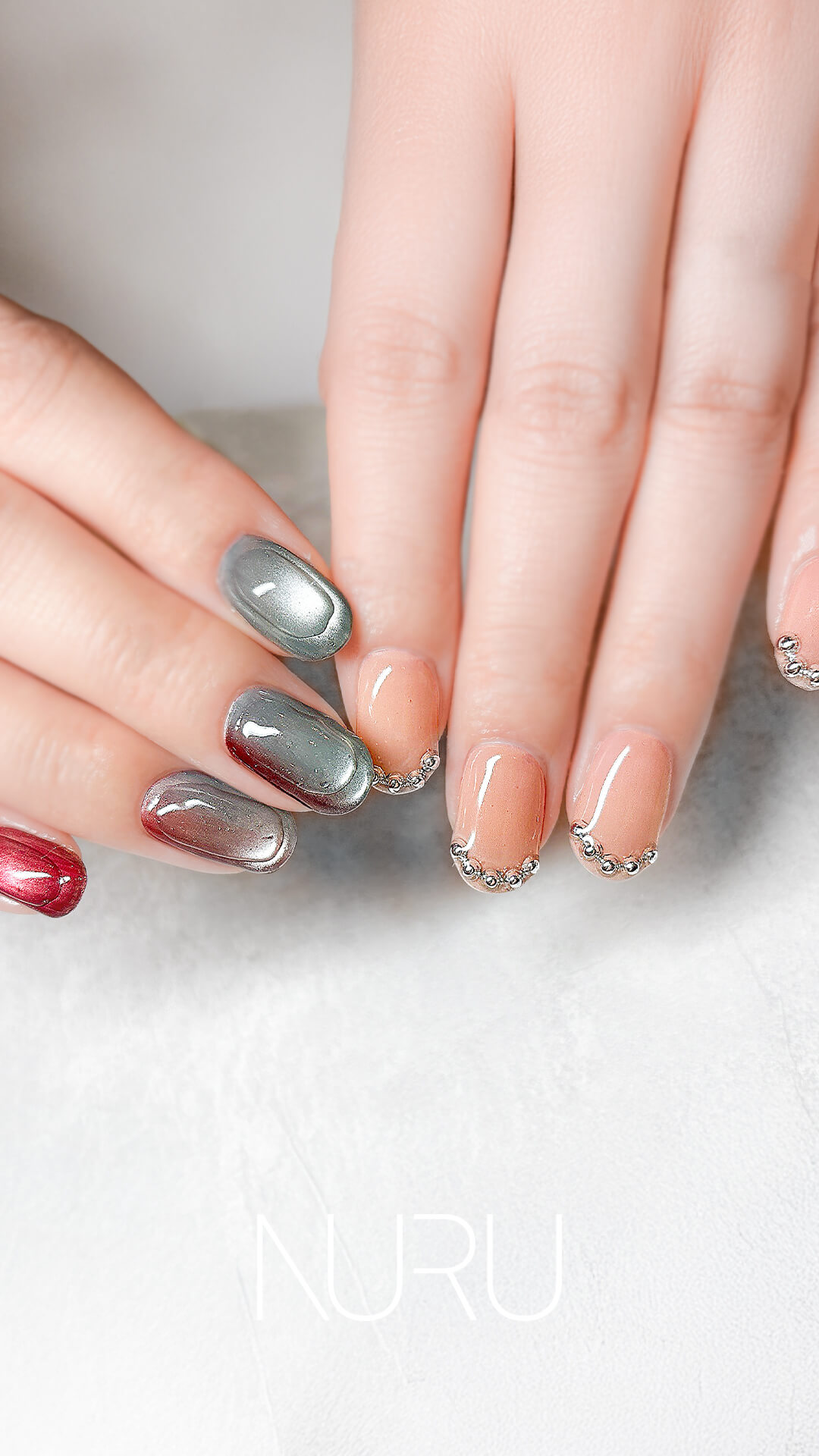 アシンメトリーな上品ネイルデザイン