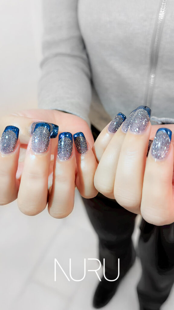 個性的なシルバー×メタリックブルーのフレンチネイル