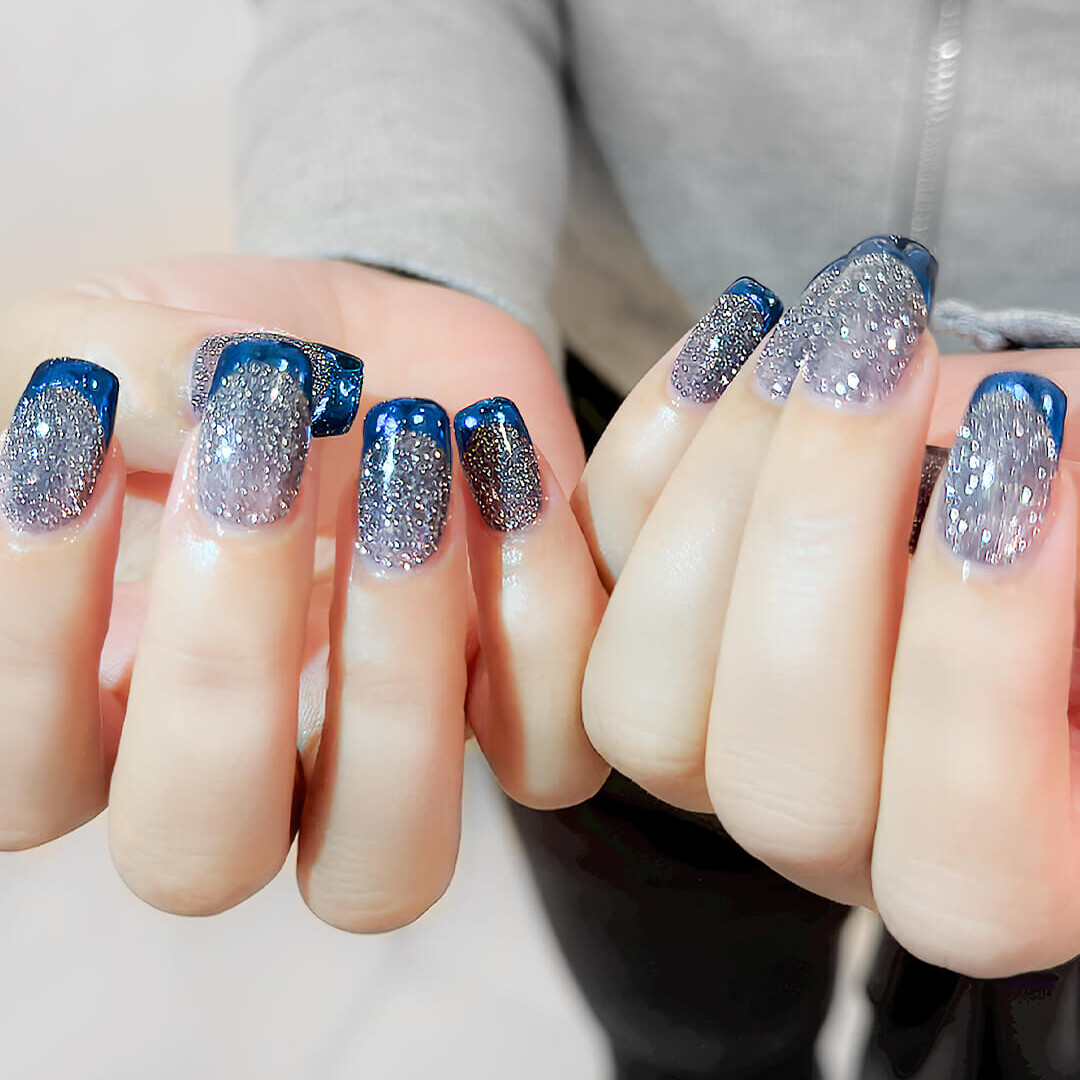 個性的なシルバー×メタリックブルーのフレンチネイル