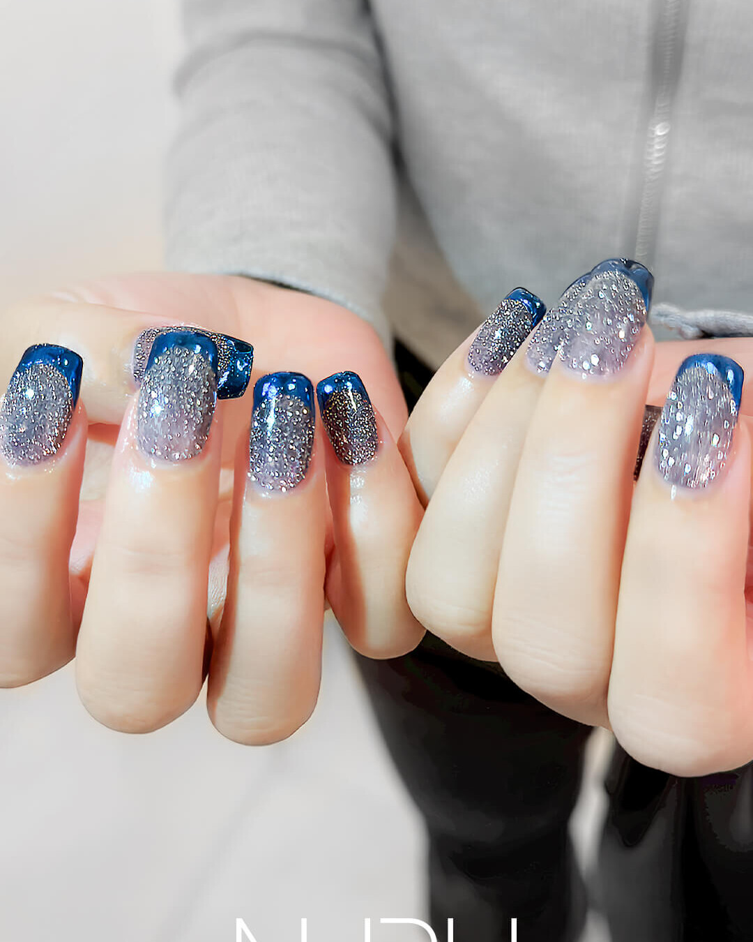 個性的なシルバー×メタリックブルーのフレンチネイル