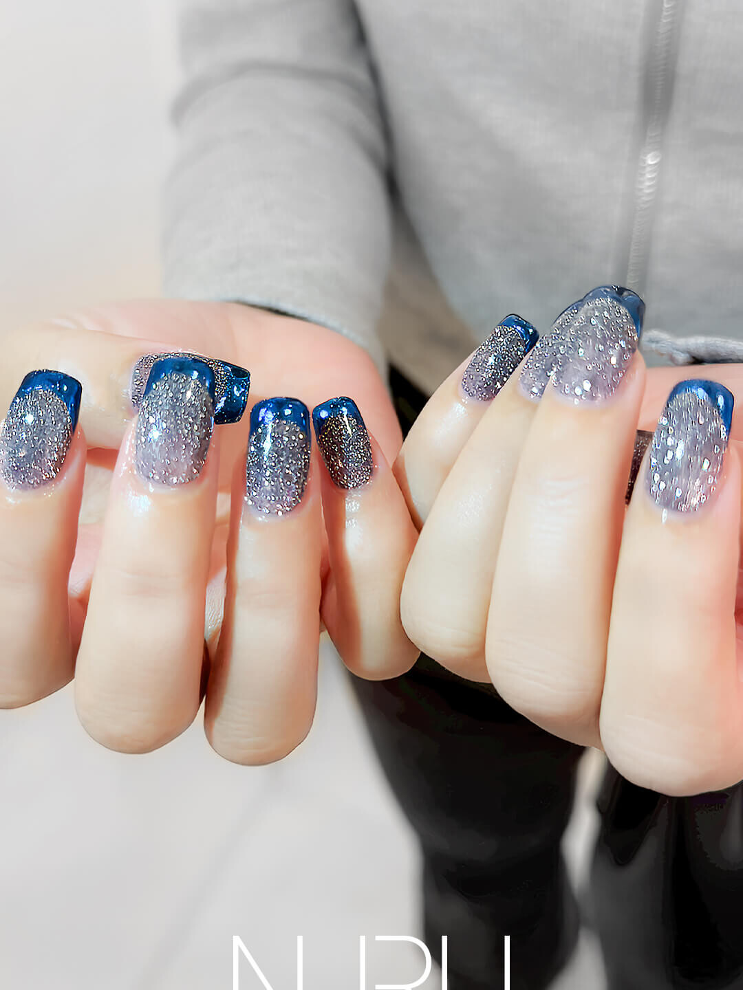 個性的なシルバー×メタリックブルーのフレンチネイル