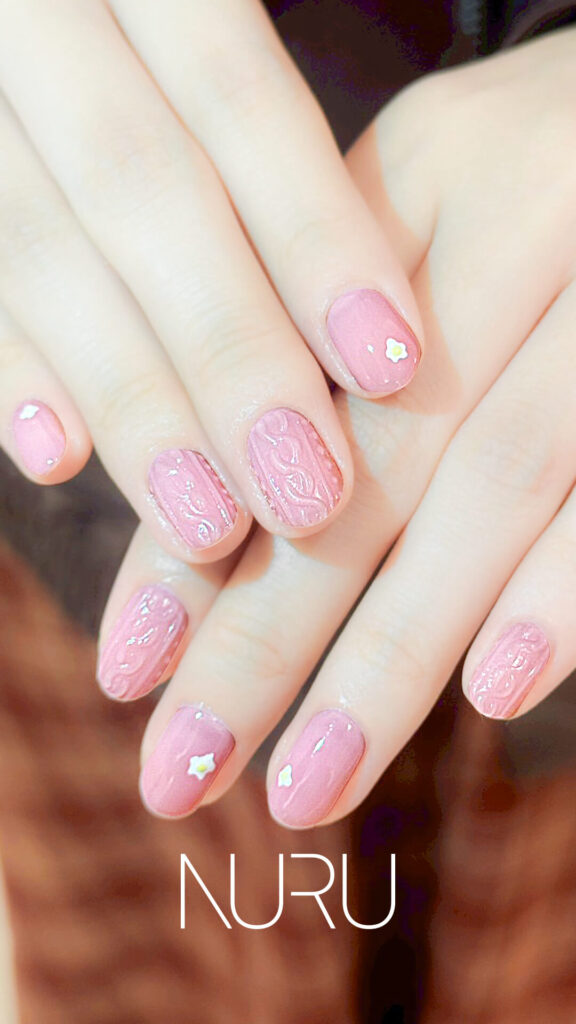 ガーリピンクのニットネイル