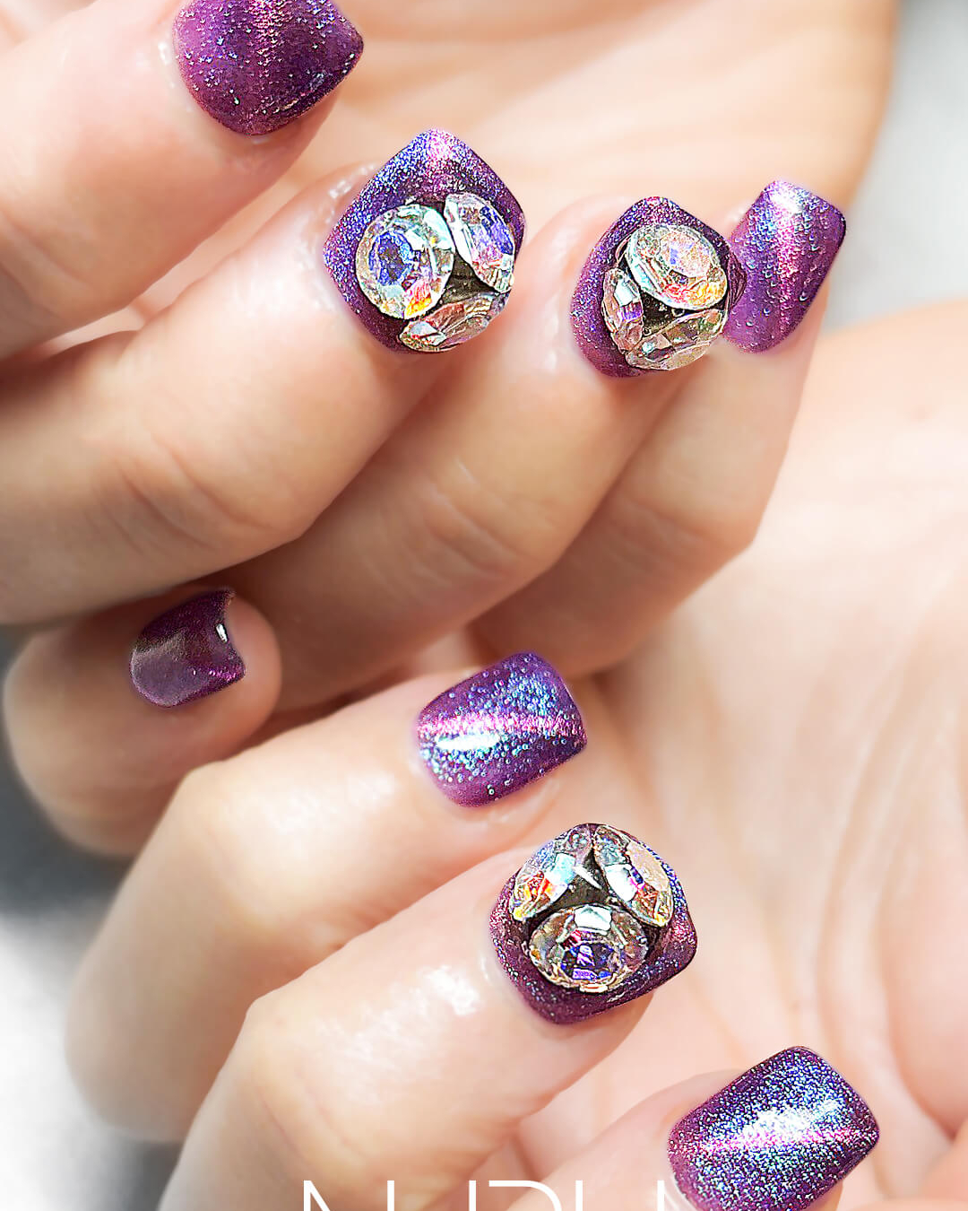 Vカットストーン×斜めマグネットネイル