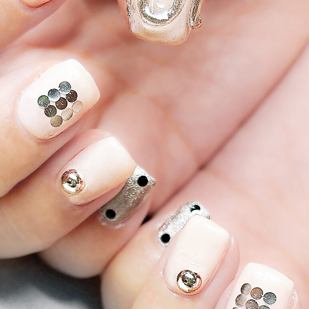 ホワイトカラーベースの個性派ネイルデザイン