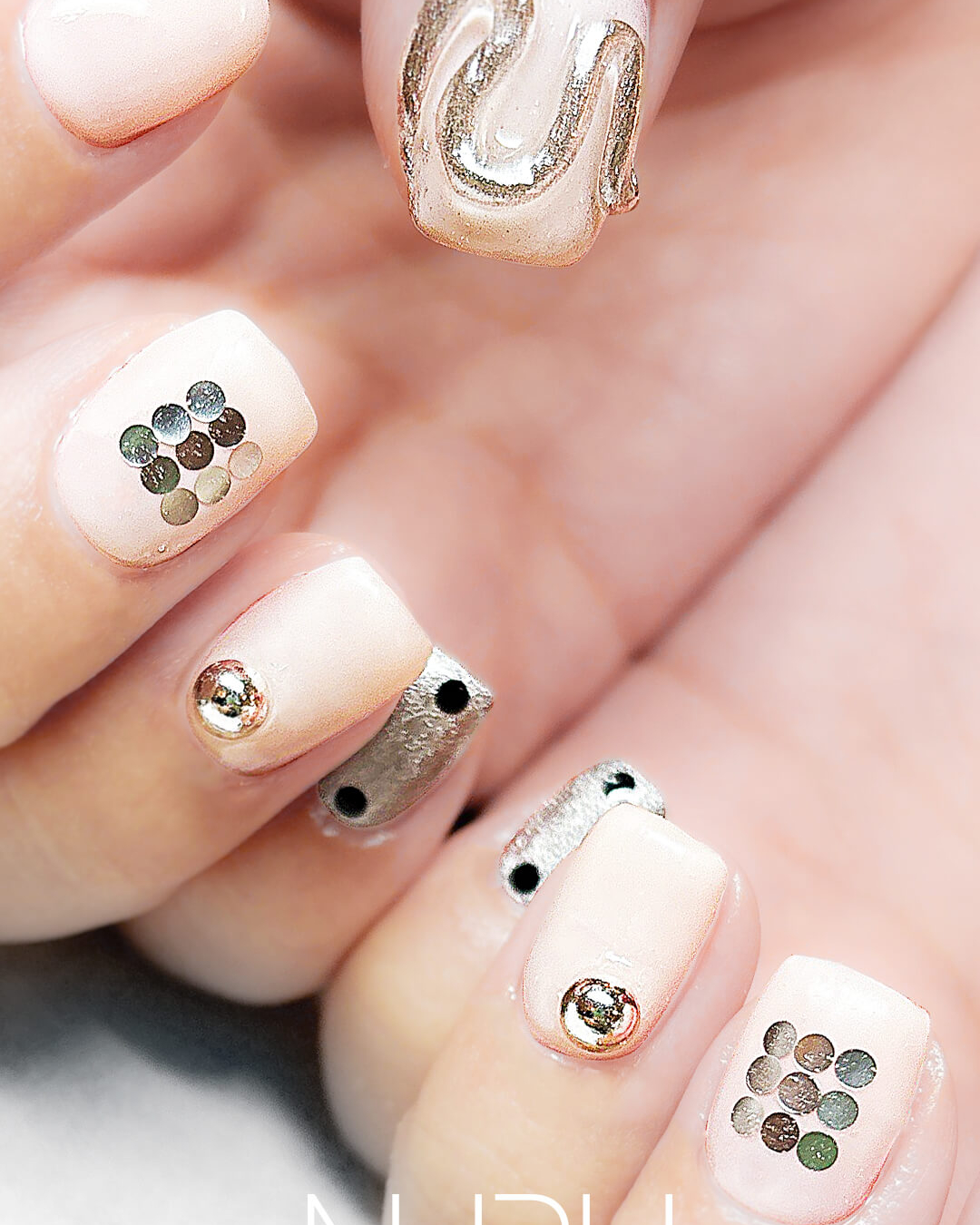 ホワイトカラーベースの個性派ネイルデザイン