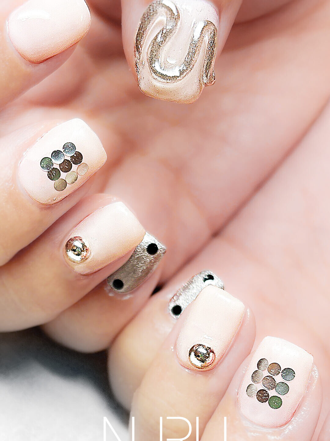 ホワイトカラーベースの個性派ネイルデザイン