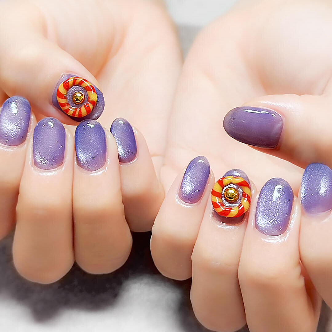 パープルベースの個性派ネイル