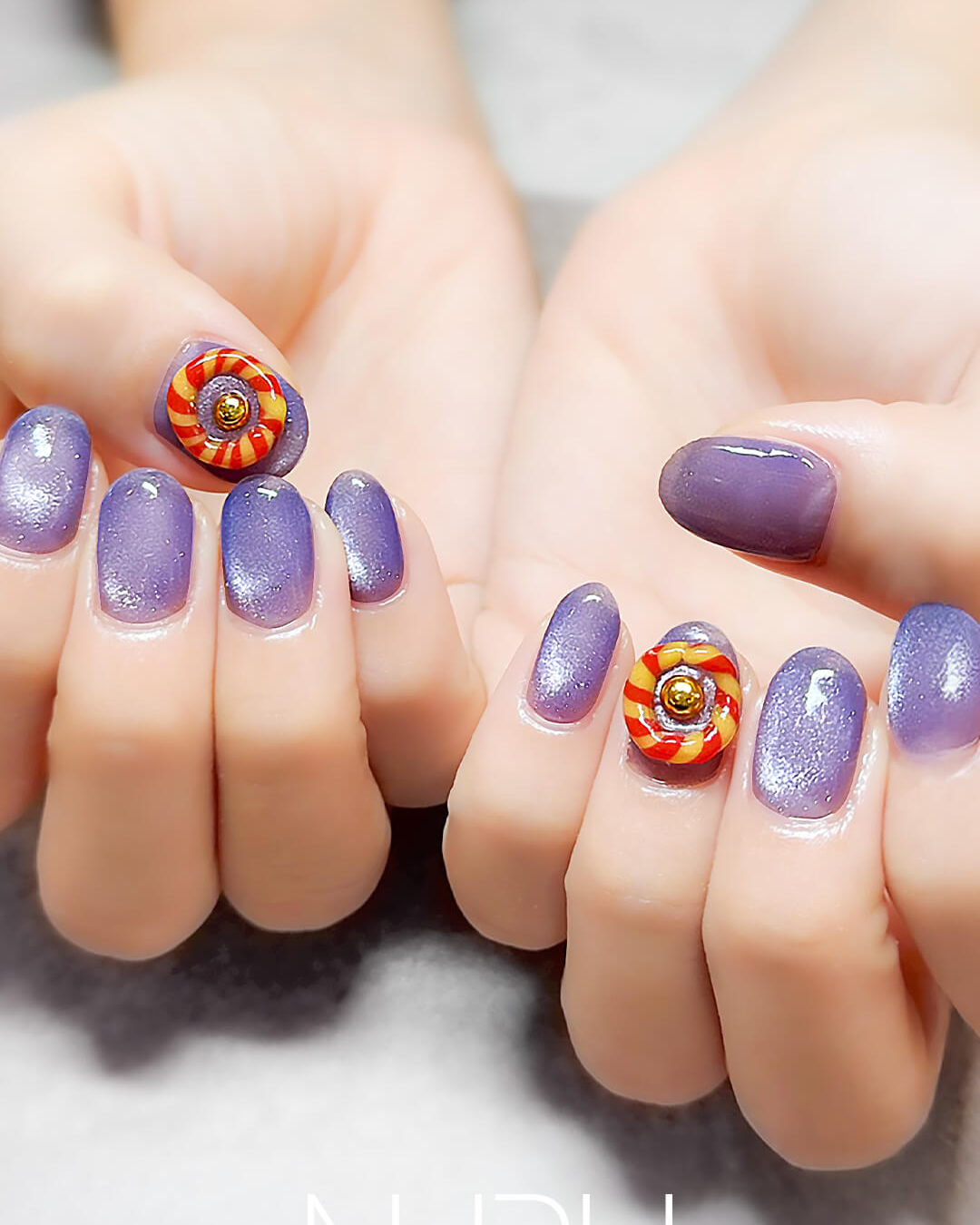 パープルベースの個性派ネイル