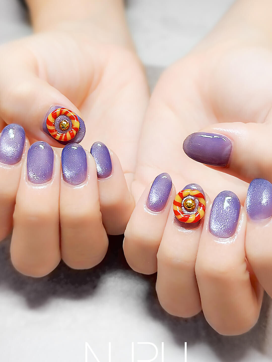 パープルベースの個性派ネイル