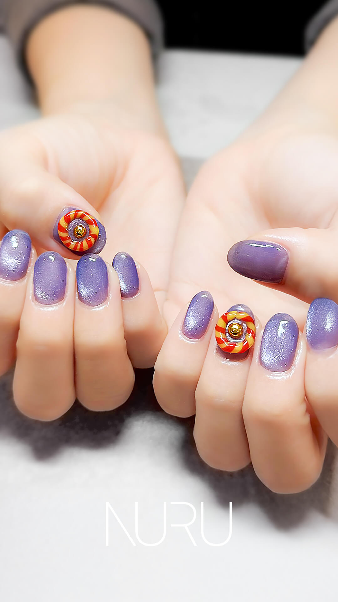 パープルベースの個性派ネイル