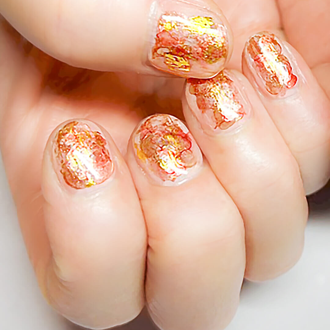 レッド×ゴールドの凛とした塗りかけニュアンスネイル