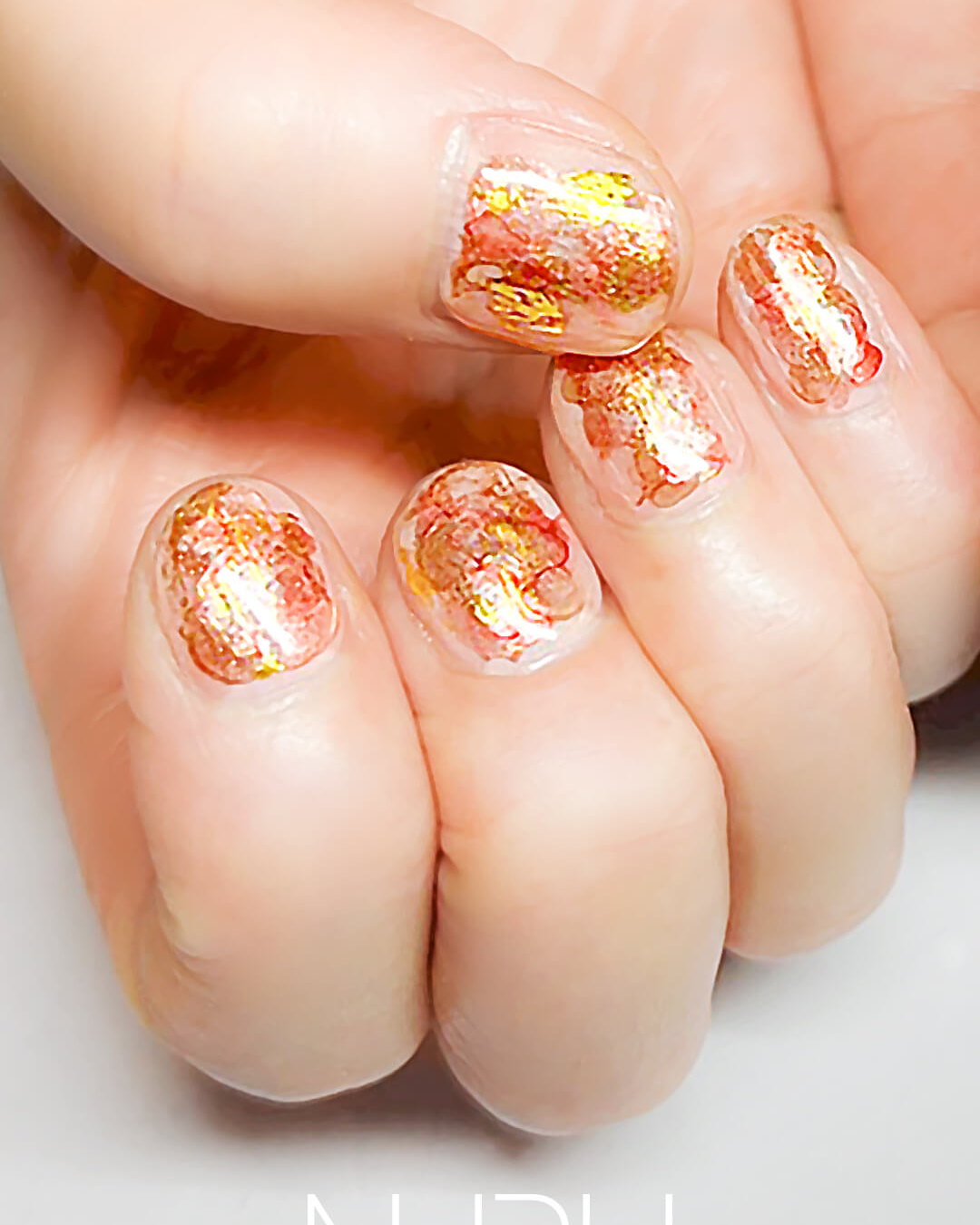 レッド×ゴールドの凛とした塗りかけニュアンスネイル