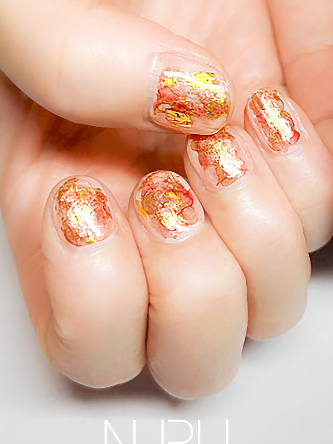 レッド×ゴールドの凛とした塗りかけニュアンスネイル