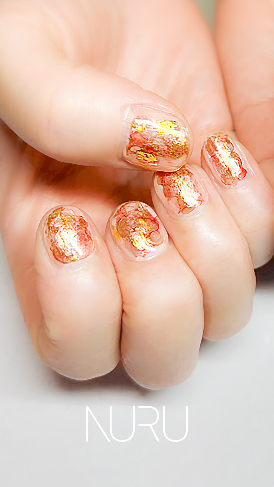 レッド×ゴールドの凛とした塗りかけニュアンスネイル