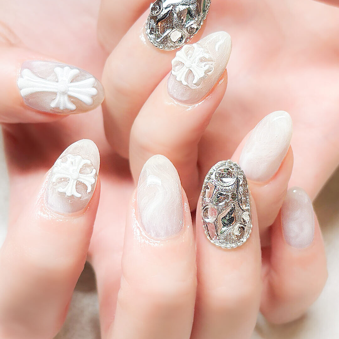 大振りのパーツを大胆にのせたやり放題ネイルデザイン