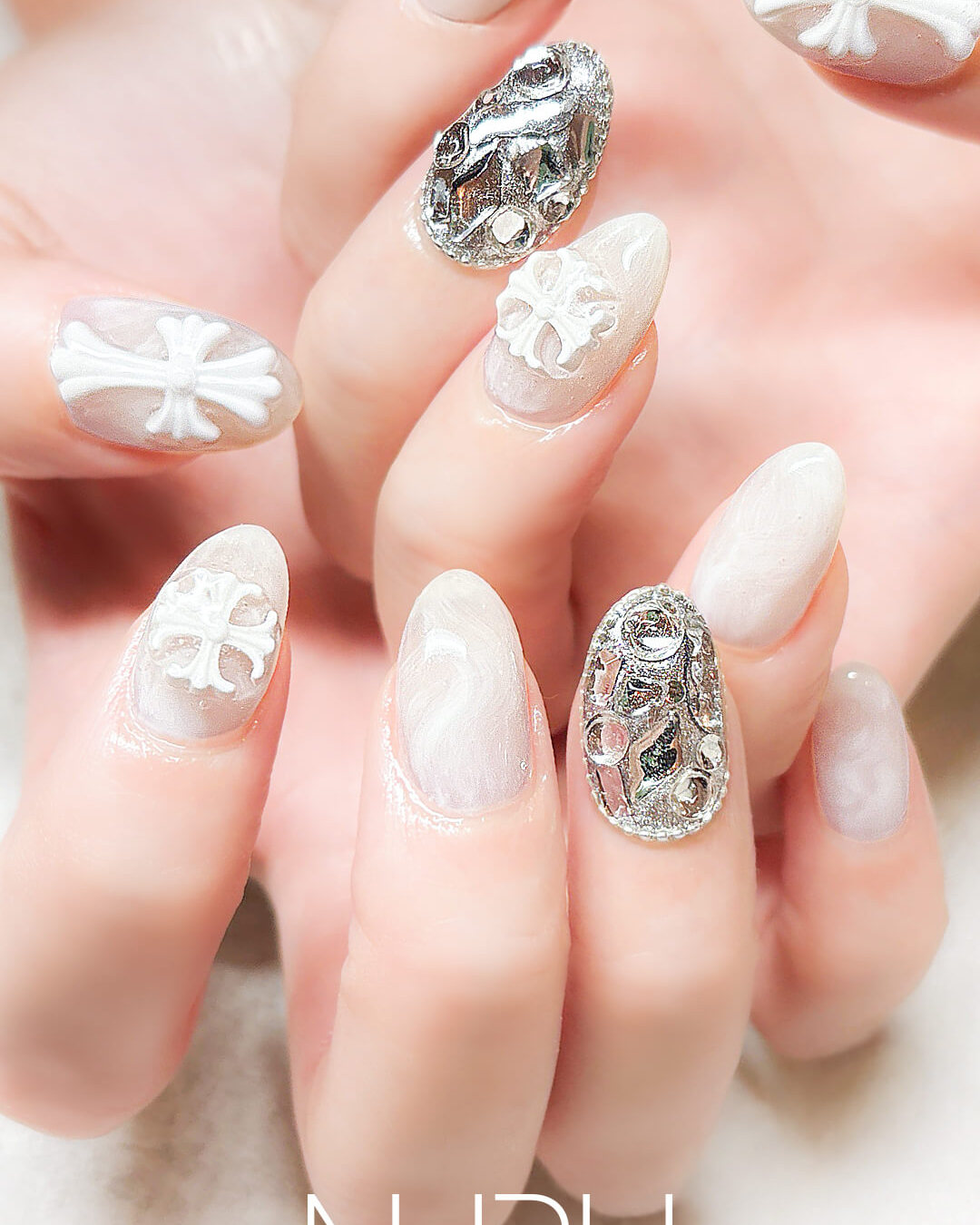 大振りのパーツを大胆にのせたやり放題ネイルデザイン